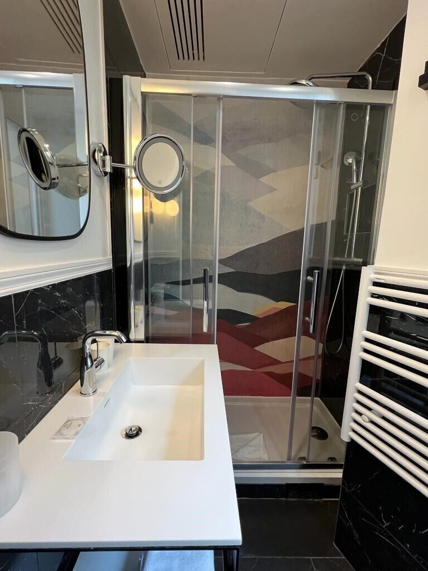 Elysa-luxembourg 3* París